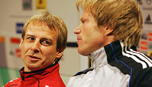 Oliver Kahn (r.) kritisiert Ex-Bayern-Coach Jürgen Klinsmann und die Vereinsführung