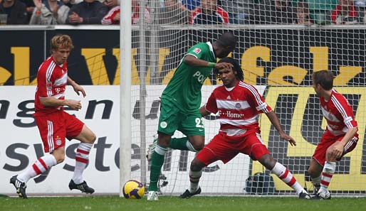 Wolfsburgs Grafite demütigt den FC Bayern beim 5:1 mit seinem Hackentor zum Endstand