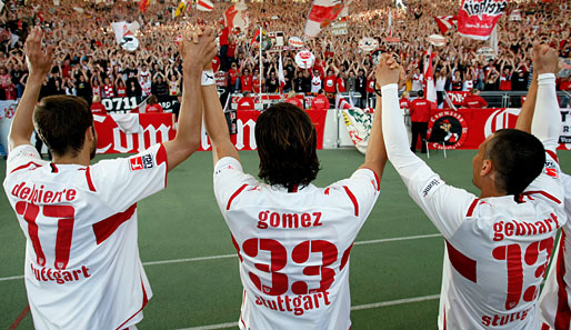 Die VfB-Spieler lassen sich vor dem Fan-Block feiern