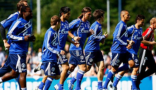 Der FC Schalke 04 beim Training. Die Ziele sind hoch gesteckt, die Personaldecke eher dünn