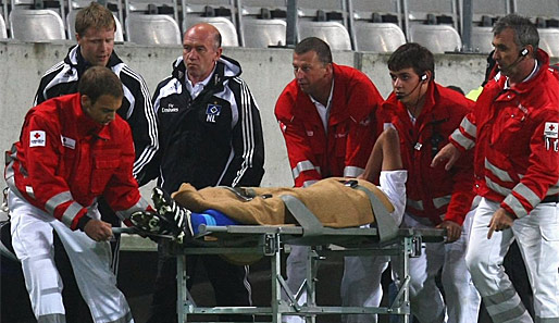 Alex Silva wird beim Spiel gegen Wacker Innsbruck vom Feld getragen - Diagnose: Kreuzbandriss