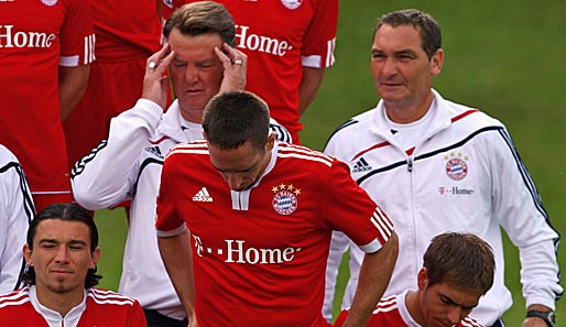 Ribery (M.) beim Shooting zum Mannschaftsfoto. Van Gaal (h.) hat offenbar schon Kopfschmerzen