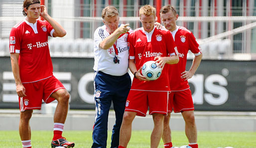 Bayern-Trainer Louis van Gaal erklärt Christian Lell, Mario Gomez und Ivica Olic wo es langgeht