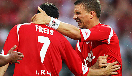 Lukas Podolski (r.) freut sich mit Sebastian Freis über seine beiden Treffer