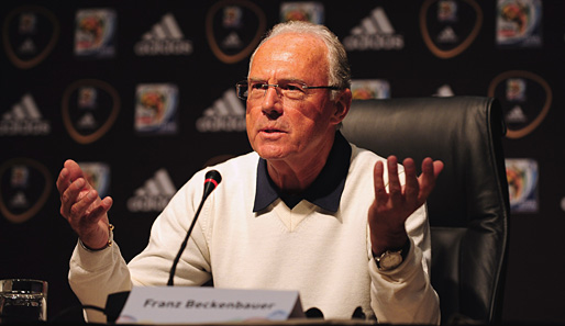 Franz Beckenbauer ist mit Louis van Gaals Aufstellung nicht zufrieden