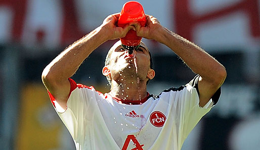 Dieses Bild wird es vier Wochen lang nicht geben: Jaouhar Mnari trinkt während des Spiels