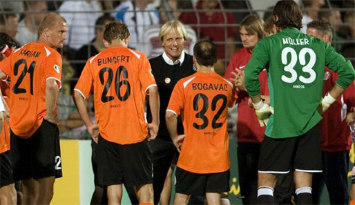 Jörn Andersen (M.) führte Mainz zum Aufstieg. Nach dem Pokal-K.o. wurde er jedoch entlassen