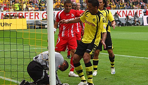 Kölns Keeper Farid Mondragon kann den Ball gerade noch vor Dortmunds Lucas Barrios (r.) retten