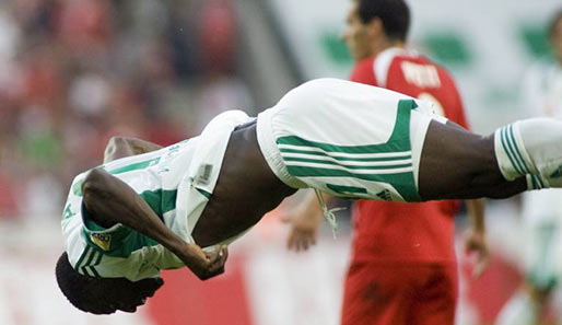 Obafemi Martins musste nur 24 Minuten im Wolfsburg-Trikot bis zu seinem ersten Salto warten