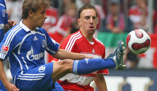 Rafinha (l.) im Duell mit Bayern-Star Franck Ribery: Seit 2005 spielt der Brasilianer auf Schalke