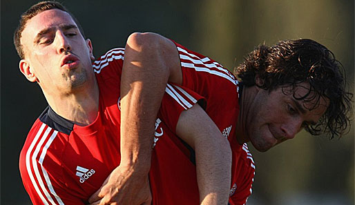Noch können die Bayern-Stars Ribery (l.) und Toni nicht gemeinsam im Training herumblödeln