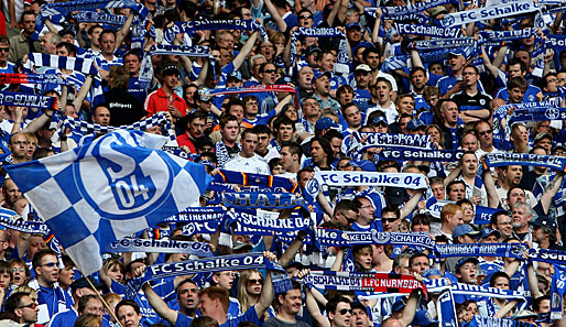 Die Fans von Schalke 04 verwandeln auch auswärts das Stadion oft in ein blau-weißes Fahnenmeer