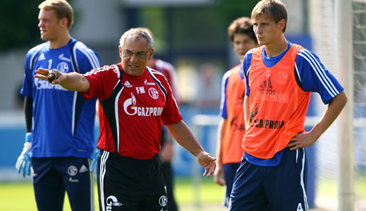 Eigentlich hat Schalke kein Geld, dennoch sucht Trainer Felix Magath (2.v.l.) nach Verstärkung