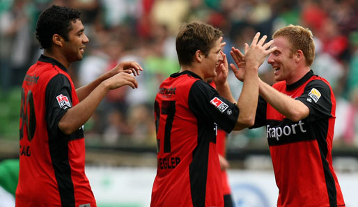 Caio (l.) bejubelt mit seinen Mannschaftskollegen der Eintracht den Sieg über Bremen
