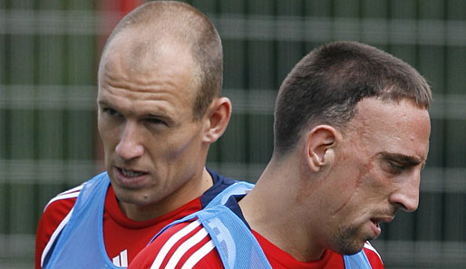 Arjen Robben (l.) traf in Wolfsburg zwei Mal. Beide Tore bereitete Franck Ribery vor