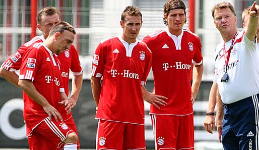 Bayern-Trainer Louis van Gaal (r.) hat im Sturm freie Auswahl. Nur einer kann im Moment spielen