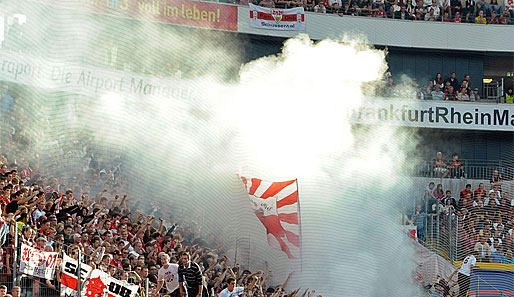 Die Fans des VfB Stuttgart zündeten während des Spiels in Frankfurt Feuerwerkskörper
