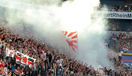 VfB-Fans zünden in Frankfurt eine Rauchbombe