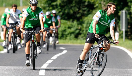 Bremen im Sommer: Torsten Frings geht bei der Radtour im Trainingslager voran