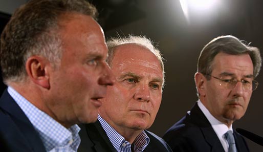 Die Bayern-Bosse Karl-Heinz Rummenigge, Uli Hoeneß und Karl Hopfner (v.l.) sind für den Salary Cap