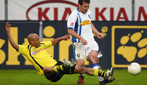 Borussia Dortmunds Dede (l.) im Zweikampf mit Paul Freier vom VfL Bochum