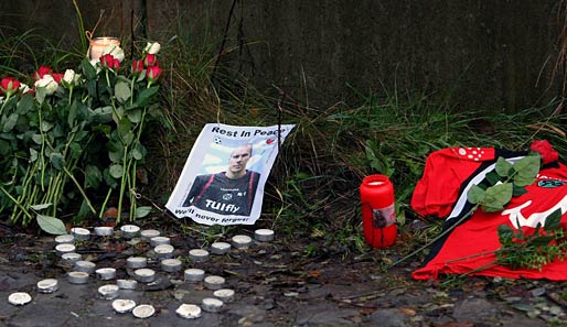 Fans nehmen Abschied nach dem tragischen Tod von Robert Enke