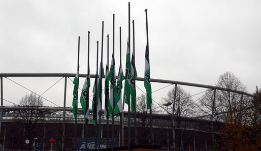 Nach Robert Enkes Tod hängen die Hannover 96-Flaggen vor der AWD Arena auf Halbmast