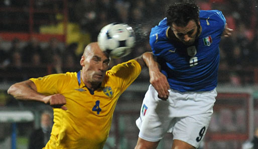 Daniel Majstorovic (l.) und seine Schweden unterlagen Italien in Cesena mit 0:1