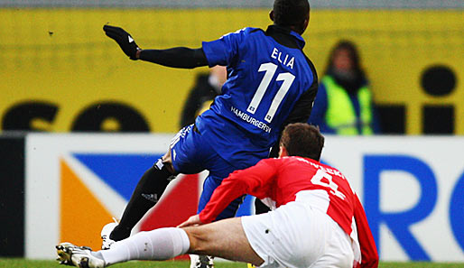 Der Mainzer Nicolce Noveski foult Eljero Elia - dabei verletzt sich der Stürmer vom Hamburger SV