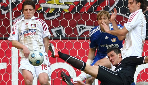 Beim 1:1 zwischen den Teams in Düsseldorf letzte Saison spielte Schwegler (l.) noch für Leverkusen