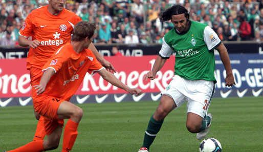 Claudio Pizarro (r.) traf in dieser Saison bereits sechs Mal für Werder Bremen
