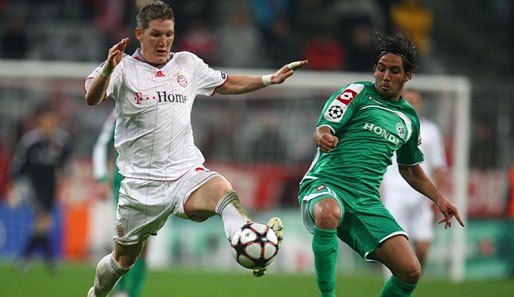 Haifas Eyal Golasa im Duell mit Bayerns Bastian Schweinsteiger während der CL-Partie in München