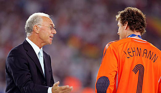 Franz Beckenbauer (l.) springt Jens Lehmann nach dessen Roter Karte zur Seite