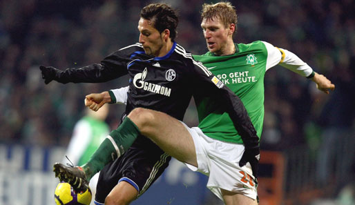 Kevin Kuranyi (l.) liegt mit dem FC Schalke nur einen Zähler hinter Spitzenreiter Bayer Leverkusen