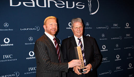 Dietmar Hopp (r.) präsentiert Boris Becker seinen Laureus Media Award