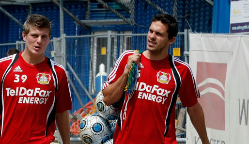 Manuel Friedrich (r.) erzielte in der Hinrunde zwei Treffer für Bayer Leverkusen