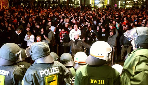 Rund 2000 VfB-Fans belagerten den VIP-Ausgang der Mercedes-Benz-Arena