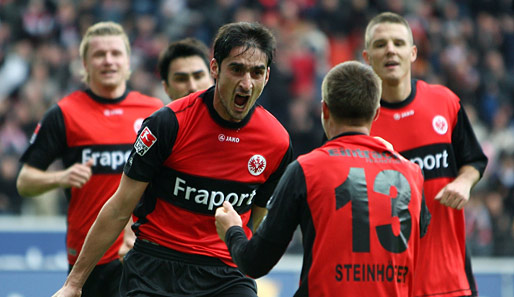 Nikos Liberopoulos (M.) brachte Eintracht Frankfurt gegen Rot-Weiß Oberhausen auf die Siegerstraße