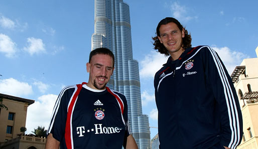 Franck Ribery (l.) kann in Dubai kaum trainieren. Hier beim Sightseeing mit Daniel van Buyten