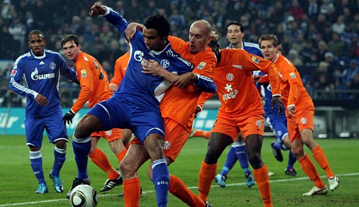 Joel Matip spielte in der Hinrunde zumeist im defensiven Mittelfeld der Schalker