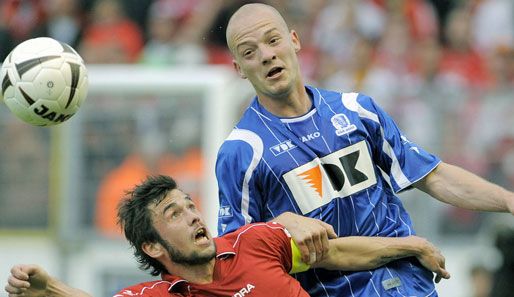 Milos Maric (r.) trägt ab sofort das blau-weiße Trikot des VfL Bochum