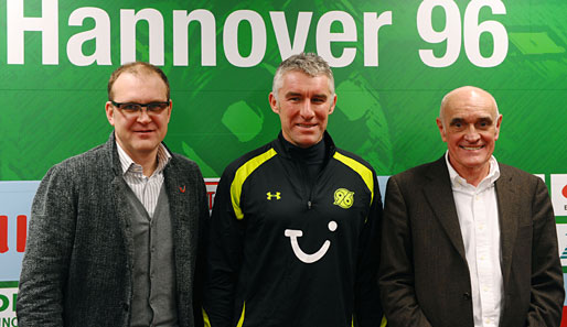 Mirko Slomka (Mitte) wurde am Dienstag als neuer Coach von Hannover 96 vorgestellt
