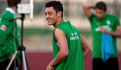 Mesut Özil befindet sich derzeit mit Werder Bremen in Dubai im Trainingslager