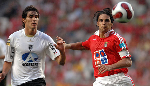 Henrique Sereno Fonseca (l., gegen Benficas Nuno Gomes) kann im Sommer ablösefrei wechseln