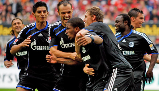 Jefferson Farfan (4.v.l.) erzielte im Hinspiel das 1:0. Endergebnis: 2:1 für Schalke