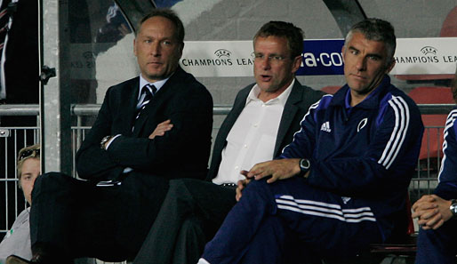 Ein Bild aus freundschaftlicheren Tagen: Mirko Slomka (r.) und Ralf Rangnick (M.) bei Schalke 04