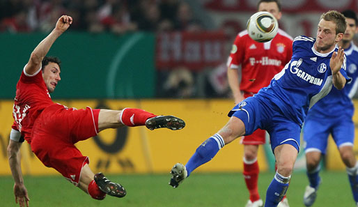 Im DFB-Pokalhalbfinale setzten sich die Bayern auf Schalke mit 1:0 durch