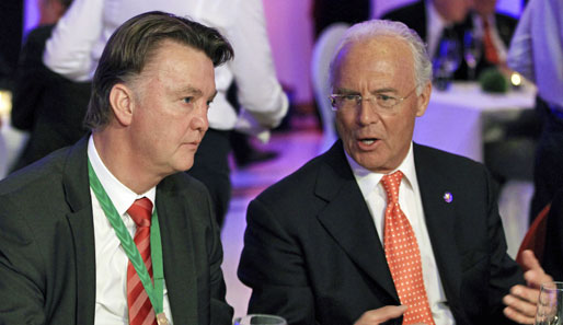 Bayerns Ehrenpräsident Franz Beckenbauer (r.) ist mit der Entwicklung von Mario Gomez unzufrieden