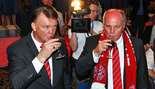 "Feier-Biest" Louis van Gaal (l.) trinkt ein Gläschen mit Uli Hoeneß