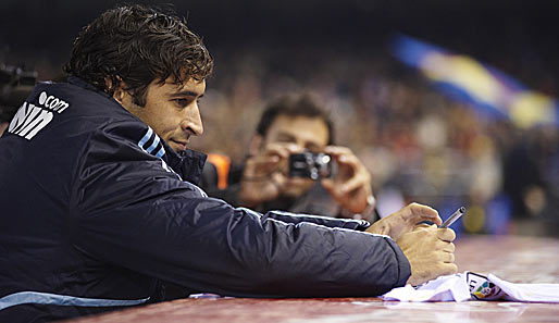 Der FC Schalke 04 soll angeblich an Real Madrids Raul interessiert sein